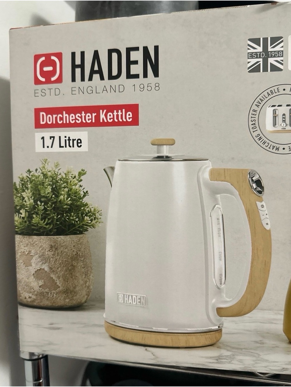 Hayden Dorchester Kettle in White with Wood-Tone Trim
